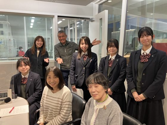 FM-N1第2スタジオSWINGにて 生花小原流1級家元教授 松本豊紀さん 野々市明倫高校 華道部顧問 西野都美子さん 明倫高校 生徒の皆さん