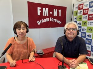 安谷 英記子さん(おしゃべりカフェデコポン 代表)、 山本 潤さん(おしゃべりカフェデコポン メンバー)「よろしく！スタジオサミット」