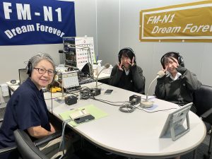 顧問　高沢小百合さん、２年福野夏希さん、山本桜桃さん（野々市明倫高校藝術部（書道）「ホームタウン野々市」
